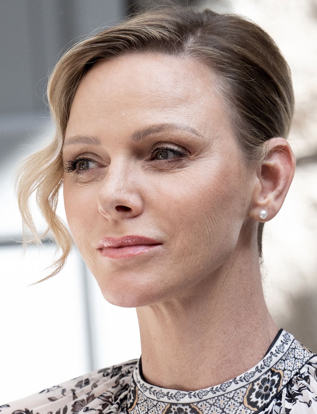 Księżna Charlene posyła nieśmiałe uśmiechy podczas wystąpienia