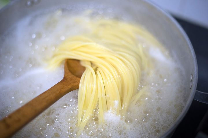 Sól na potęgę dodawana do wody, w której gotuje się makaron, zamienia się w truciznę