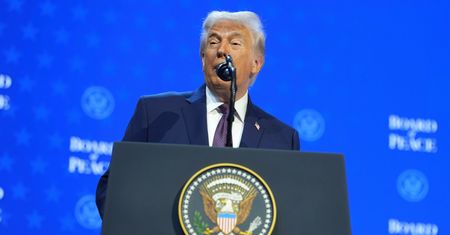 Złe wieści dla Trumpa. Popiera go coraz mniej osób