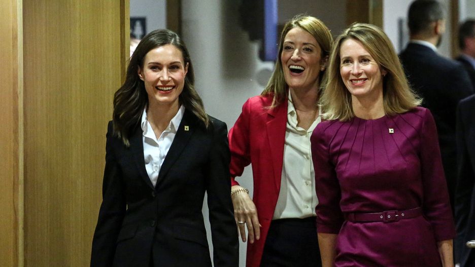 Młode kobiety w europejskiej polityce budzą złe emocje rosyjskiego publicysty. Na zdjęciu z lewej Sanna Marini, premier Finlandii, z prawej Kaja Kallas, premier Estonii, pośrodku Roberta Metsola, maltańska polityk pełniącą funkcję przewodniczącej Parlamentu Europejskiego