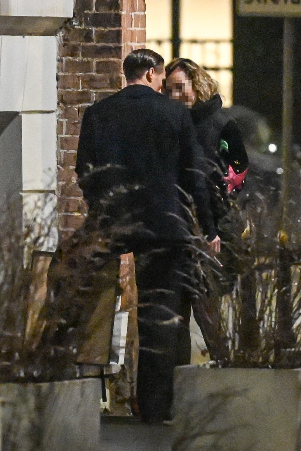 Maurycy Popiel całuje się z tajemniczą blondynką