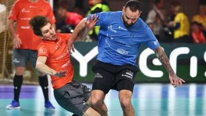 Zamienił kevlar na trykot piłkarski. "Piłka jest, ale bardziej z boku"