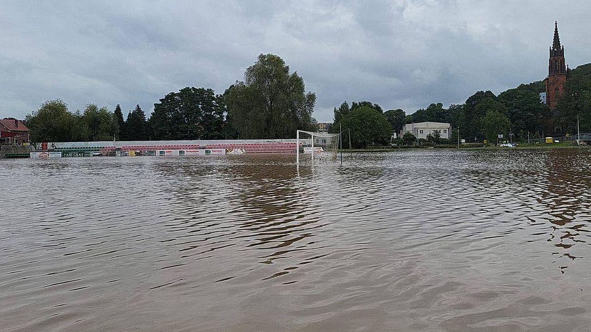 Facebook / zamekkz / Na zdjęciu: stadion w Kamieńcu Ząbkowickim pod wodą