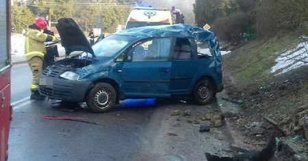Groźny wypadek w Kazimierzu Dolnym. Siła uderzenia musiała być bardzo duża