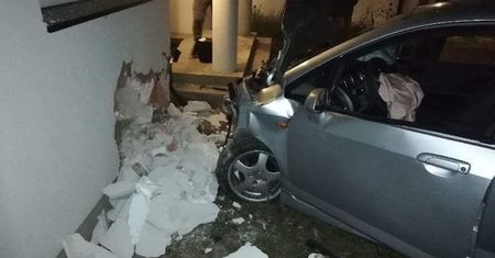 Honda szybsza niż wygląda. Przekonał się o tym kierujący, który swoją brawurową jazdę zakończył w kuchni jednorodzinnego domu