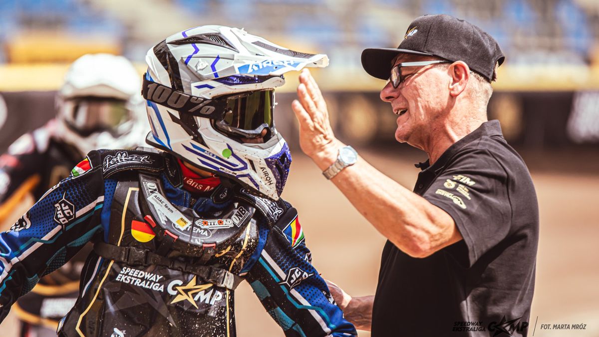 Materiały prasowe / Marta Mróz / Speedway Ekstraliga / Mario Hausl wysłuchujący wskazówek Stanisława Chomskiego