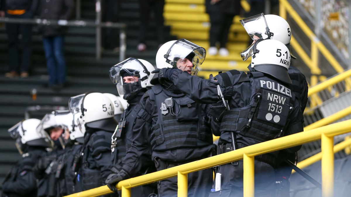 Zdjęcie okładkowe artykułu: Getty Images / Oliver Kaelke/DeFodi Images / Niemiecka policja na meczu piłki nożnej