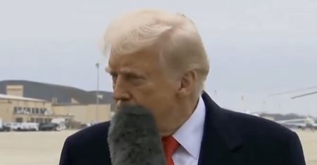 Trump dostał mikrofonem w twarz. Szybka reakcja, "załatwiłaś sobie"