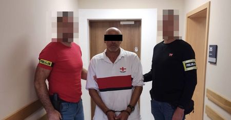 Wjechał do sklepu na wózku. Ukradł whisky, zaatakował ochroniarzy i uciekł