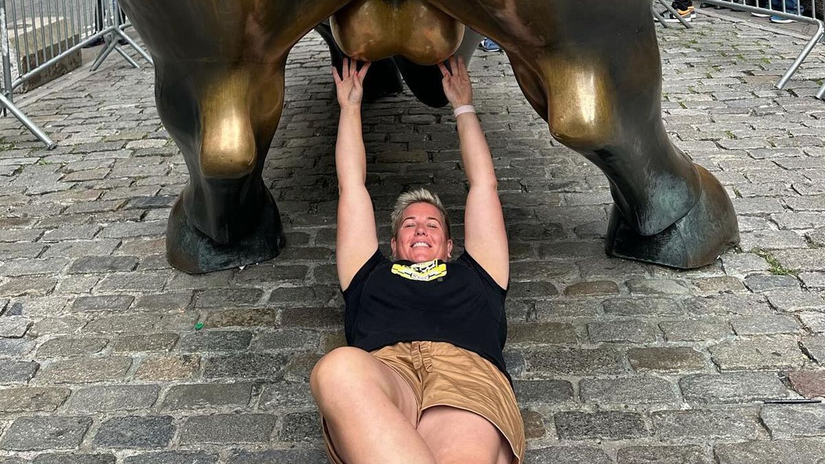 Anita Włodarczyk pod słynną rzeźbą w Nowym Jorku