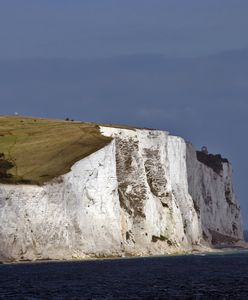 Białe klify w Dover. Fragment ściany skalnej osunął się do kanału La Manche