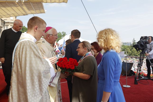 Częstochowa, 11.07.2021. Metropolita częstochowski abp Wacław Depo (3L) oraz europosłanka Beata Kempa (C) podczas mszy świętej w ramach głównych uroczystości XXX Pielgrzymki Rodziny Radia Maryja na Jasnej Górze, 11 bm. (jm) PAP/Waldemar Deska