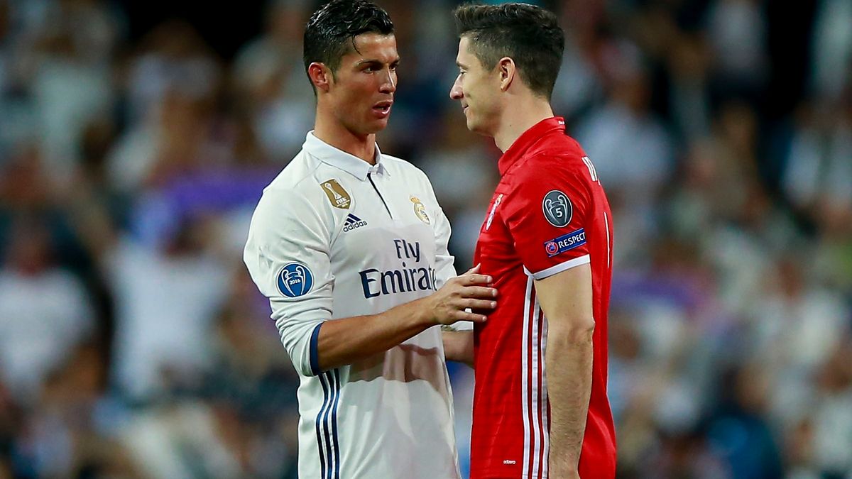 Zdjęcie okładkowe artykułu: Getty Images / 	Gonzalo Arroyo Moreno / Stringer / Na zdjęciu: Cristiano Ronaldo (po lewej) dyskutuje z Robertem Lewandowskim