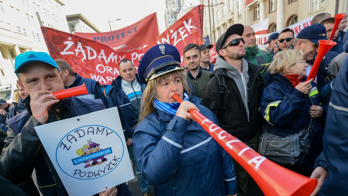 Protest pracownik�w Poczty Polskiej w Warszawie
Fot. Mariusz Gaczynski / East News Warszawa, Centrum, 08.04.2017 Protst pracownikow Poczty Polskiej wyruszyl spod Poczty Glownej. Uczestnicy domagaja sie podniesienia wynagrodzen i respektowania praw pracowniczych.
MARIUSZ GACZYNSKI