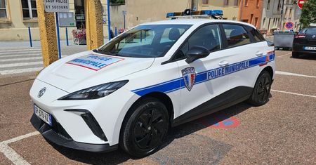 Francuska straż miejska idzie z duchem czasu. Właśnie kupili elektryczny radiowóz