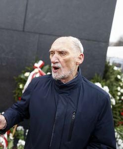 Macierewicz podstawił nogę aktywiście. Jest komentarz policji