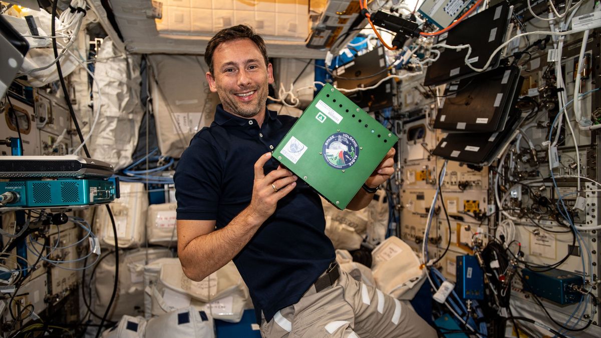 Sławosz Uznański-Wiśniewski podczas pracy nad eksperymentem