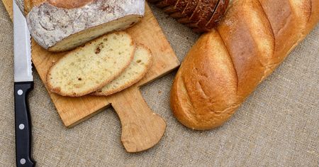 Czerstwy chleb? Nie wyrzucaj, da się go uratować!