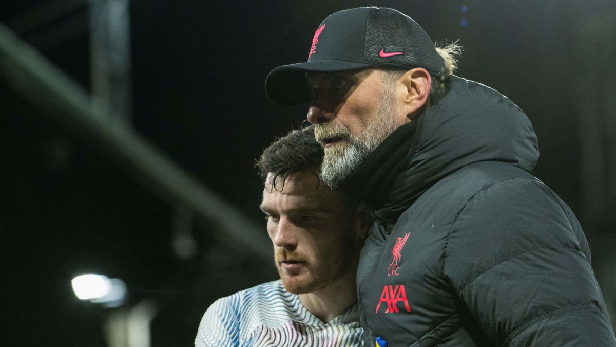 Getty Images / Sebastian Frej/MB Media / Na zdjęciu: Andrew Robertson (z lewej) i Juergen Klopp (z prawej)