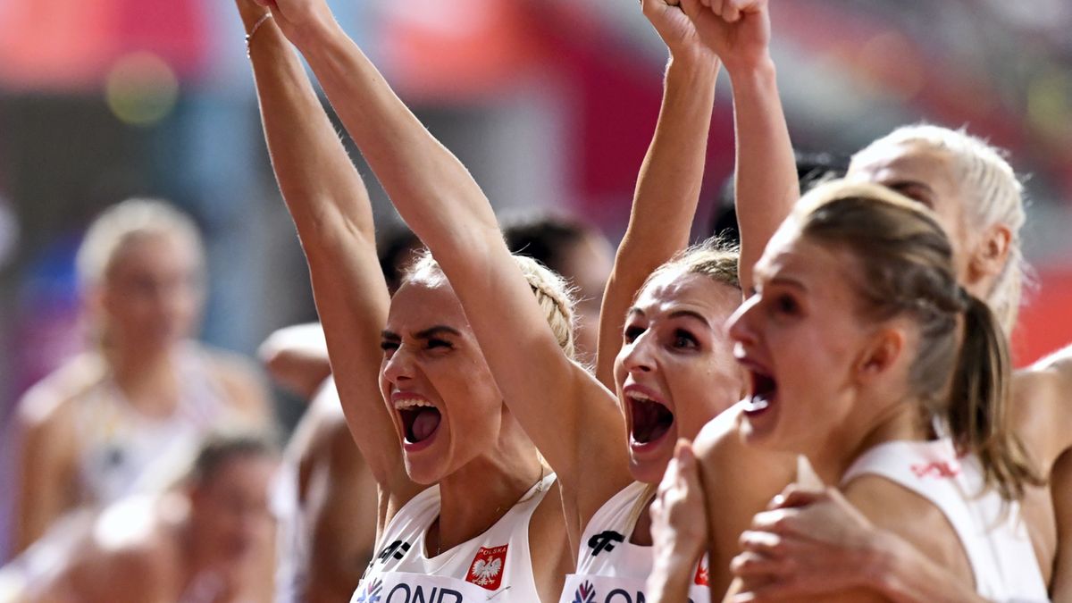Na zdjęciu radość polskich biegaczek po wywalczeniu srebrnego medalu w sztafecie 4x400 metrów na MŚ 2019