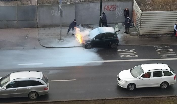 Warszawa. Pożar auta na Ochocie. "Prawdopodobnie doszło do samozapłonu"