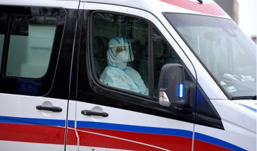 Warszawa. Zaatakował ratowników, gdy pomagali dziecku. Wybił cegłą szybę w karetce