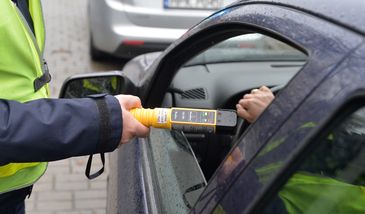 Warszawa. Kierowca uszkodził o krawężnik koło. Pomóc chcieli policjanci, ale wyczuli alkohol