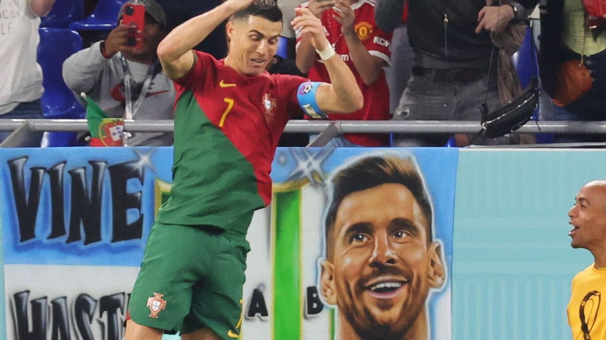 Zdjęcie okładkowe artykułu: PAP/EPA / Abir Sultan  / Na zdjęciu: Cristiano Ronaldo i baner z Messim