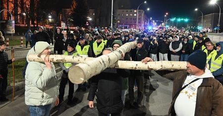 Tysiące wiernych na Drodze Krzyżowej Alejami Jana Pawła II w Stalowej Woli. Zobacz zdjęcia