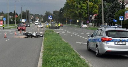 Zderzenie motocykla z audi. Ranny został 12-latek, który czekał przed przejściem