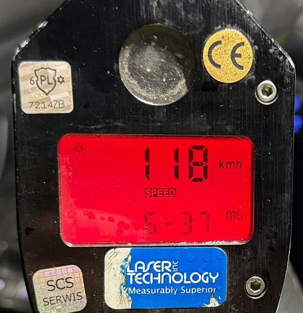 Nadmierna prędkość w Gostyninie: 68-latek jechał 118 km/h w terenie zabudowanym. Policja zatrzymuje prawo jazdy