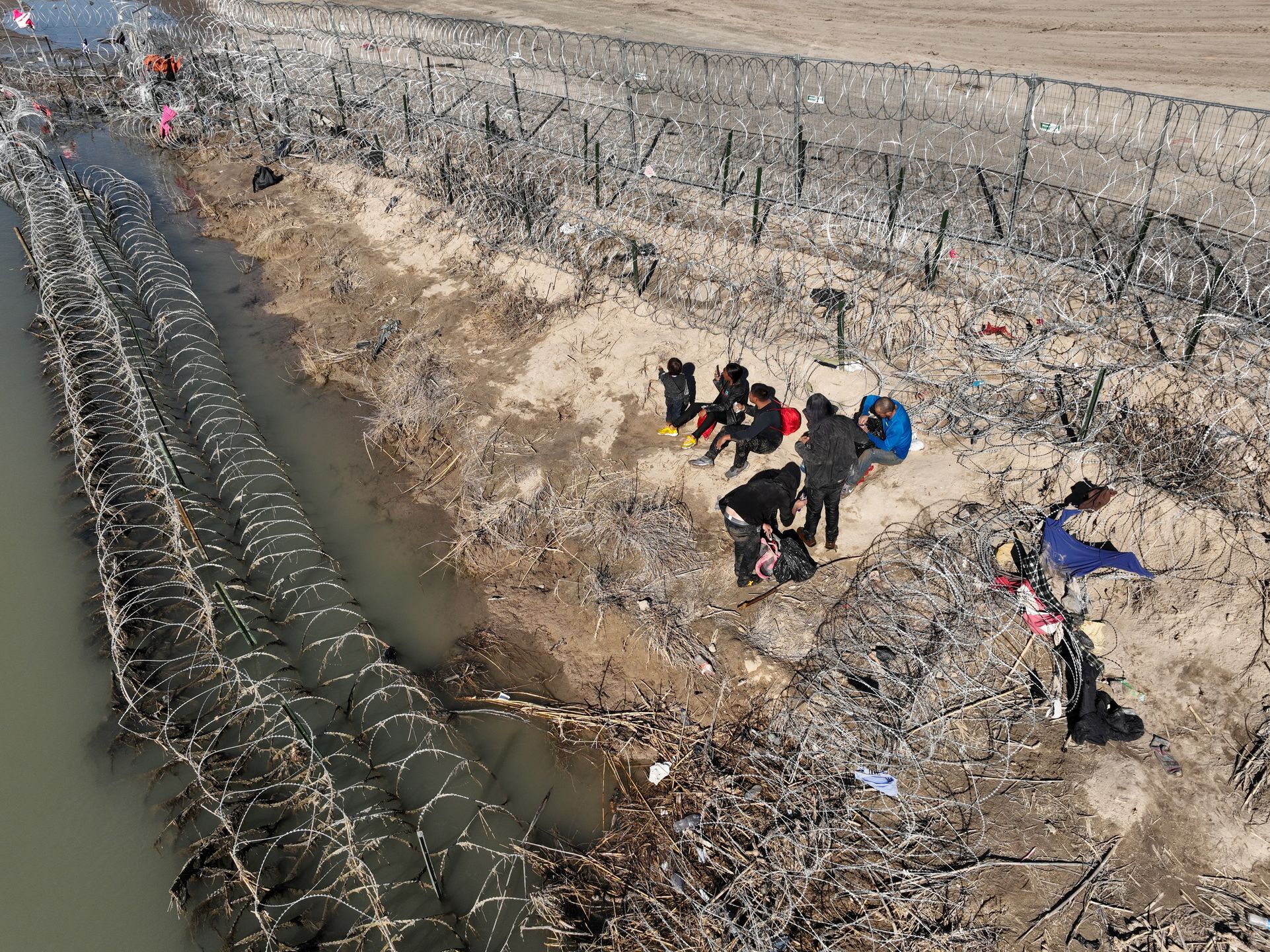 Migranci próbują przekroczyć granicę Teksasu