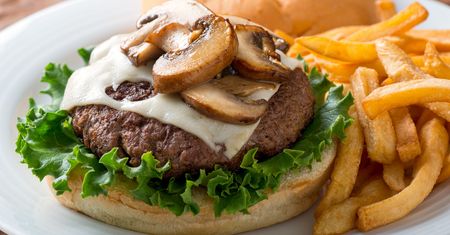 Lepszy niż z budki. Soczysty i pyszny domowy burger krok po kroku