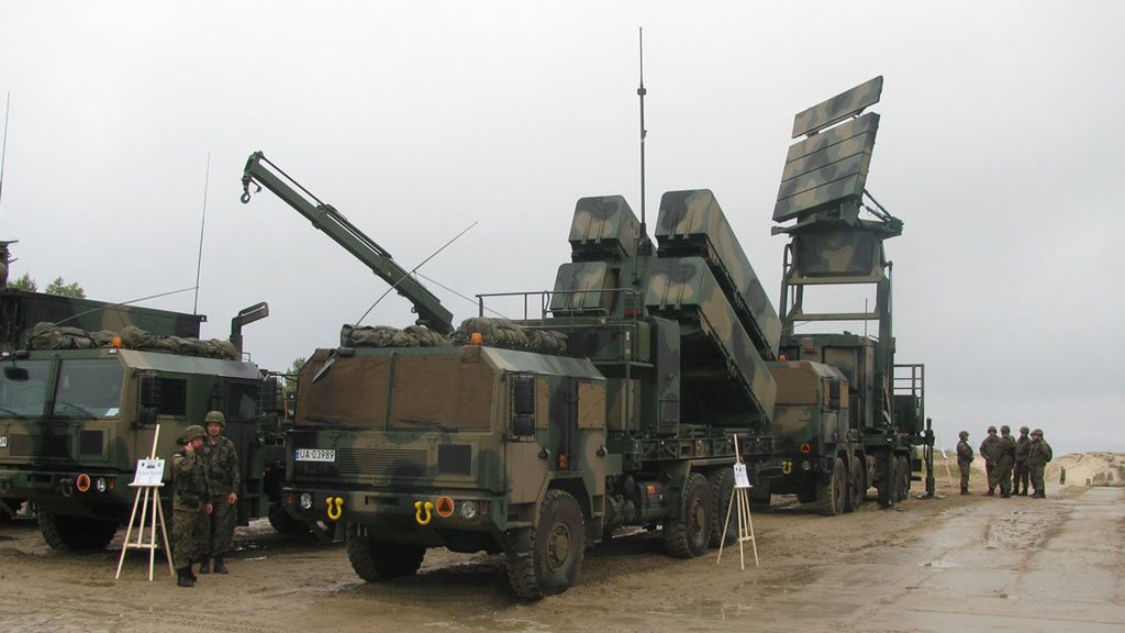 Wyrzutnia pocisków NSM i radar wykrywania celów polskiej MJR.