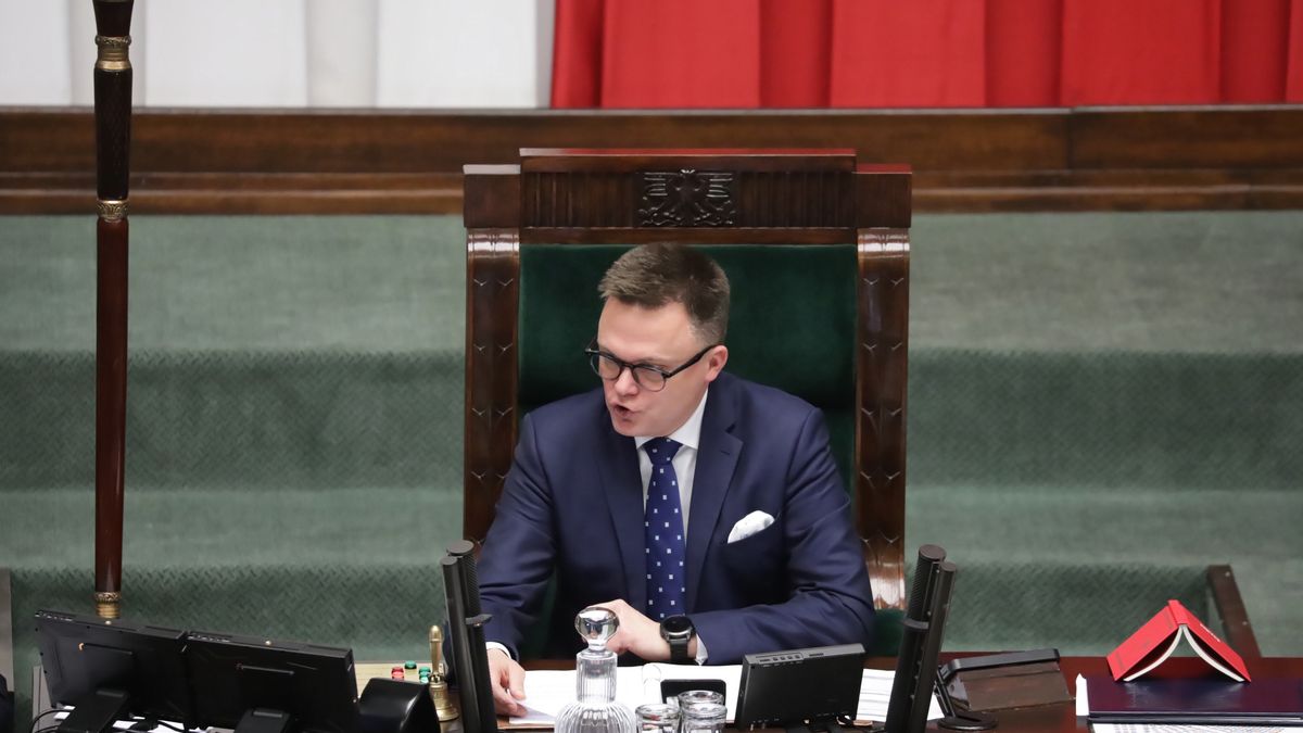 Warszawa, 16.01.2024. Marszałek Sejmu Szymon Hołownia na sali obrad izby w Warszawie, 16 bm. Sejm uchwalił ustawę okołobudżetową na 2024 r., która zakłada m.in. 30-proc. podwyżki dla nauczycieli i dodatkowe 3 mld zł na onkologię i psychologię dziecięcą. (amb) PAP/Tomasz Gzell