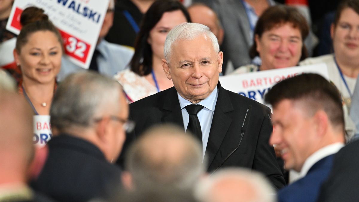 Jaros�aw Kaczy�ski
W�oszczowa, 01.10.2023. Kampania wyborcza do parlamentu 2023. Wicepremier, prezes PiS Jaros�aw Kaczy�ski podczas spotkania z mieszka�cami W�oszczowej, 1 bm. (mr) PAP/Piotr Polak
Piotr Polak
kampania, parlamentarna, parlamentarne, partia, partii, polityk, polityka, prezes pis, spotkanie, spotkanie spotkania, wicepremier, wizyta, wyborcza, wybory, wybory 2023, wybory parlamentarne 2023