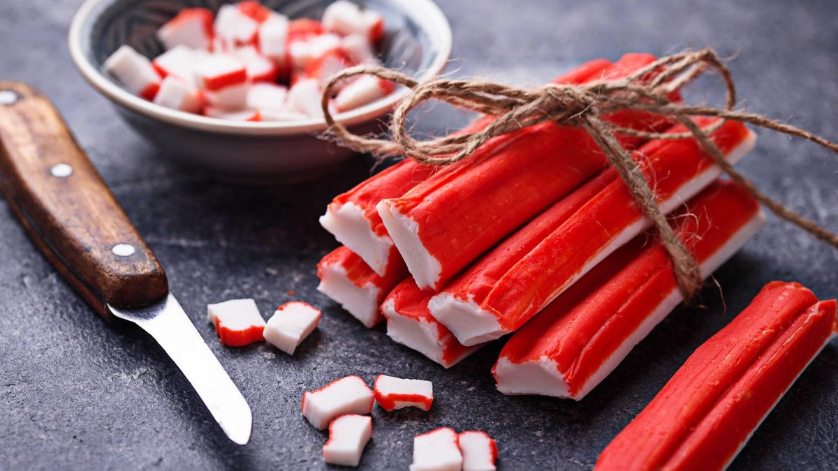 Surimi zawiera wiele różnych barwników i sztucznych aromatów.
