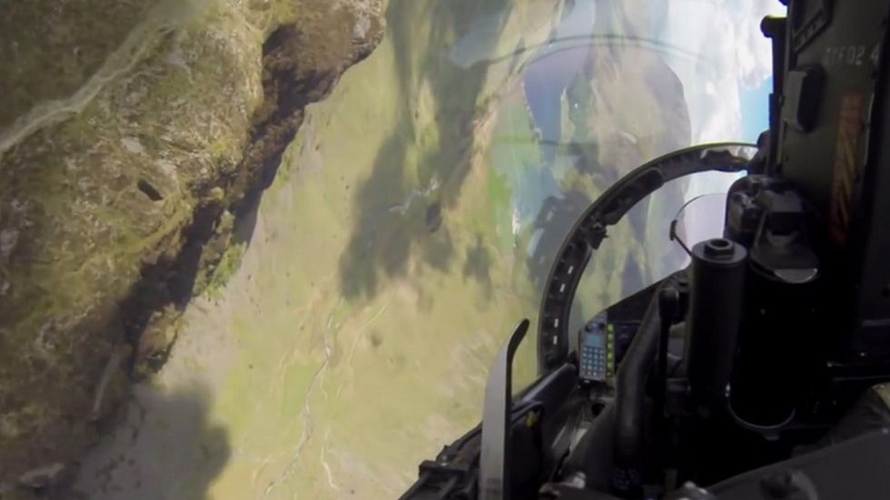 Eurofighter Typhoon, góry i mistrzowie pilotażu. Niesamowity pokaz brytyjskich pilotów! 1