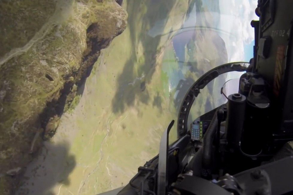 Eurofighter Typhoon, góry i mistrzowie pilotażu. Niesamowity pokaz brytyjskich pilotów!