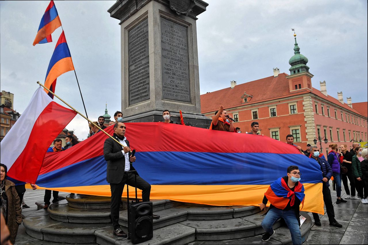 Warszawa. Protestowali na placu Zamkowym przeciwko wojnie w Górskim Karabachu