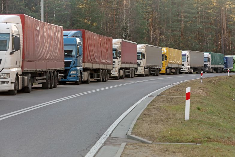 Wielokilometrowa kolejka ciężarówek. Na przejazd do Białorusi czekają 53 godziny