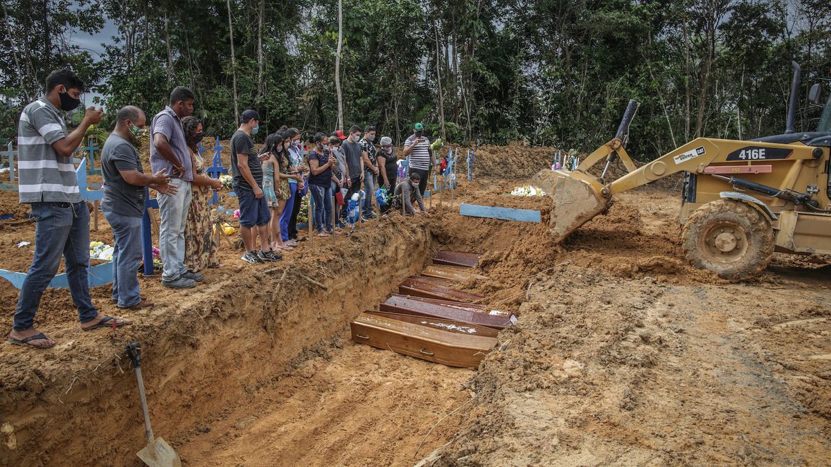 Masowa mogiła dla zmarłych z powodu koronawirusa w Manaus, prawie 2-milionowym mieście w Brazylii