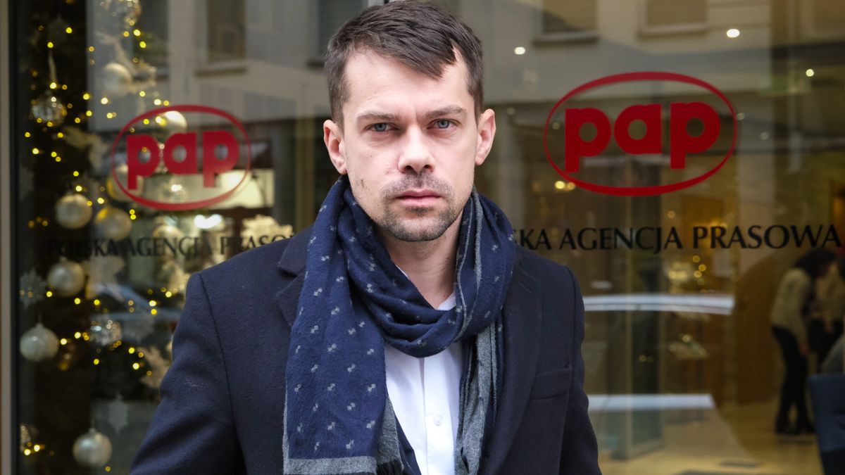 Warszawa, 14.12.2023. Wiceminister rolnictwa Michał Kołodziejczak przed siedzibą Polskiej Agencji Prasowej w Warszawie, 14 bm. Michał Kołodziejczak był gościem Studia PAP. (sko) PAP/Kalbar