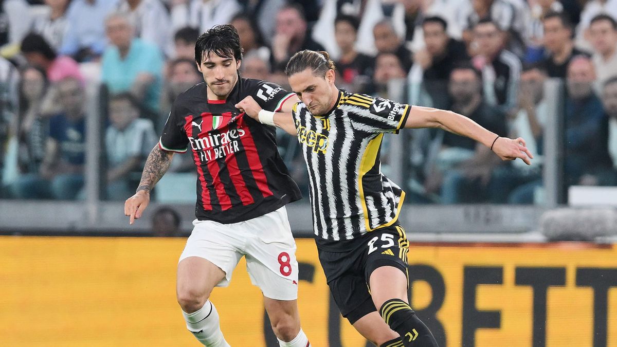 Adrien Rabiot w walce z Sandro Tonalim w meczu Juventus - Milan