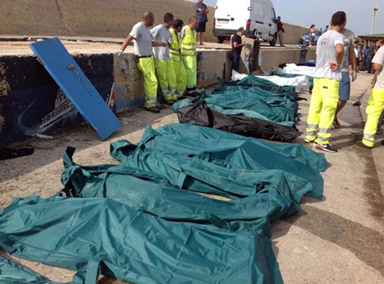 Wydobywają ofiary katastrofy koło Lampedusy
