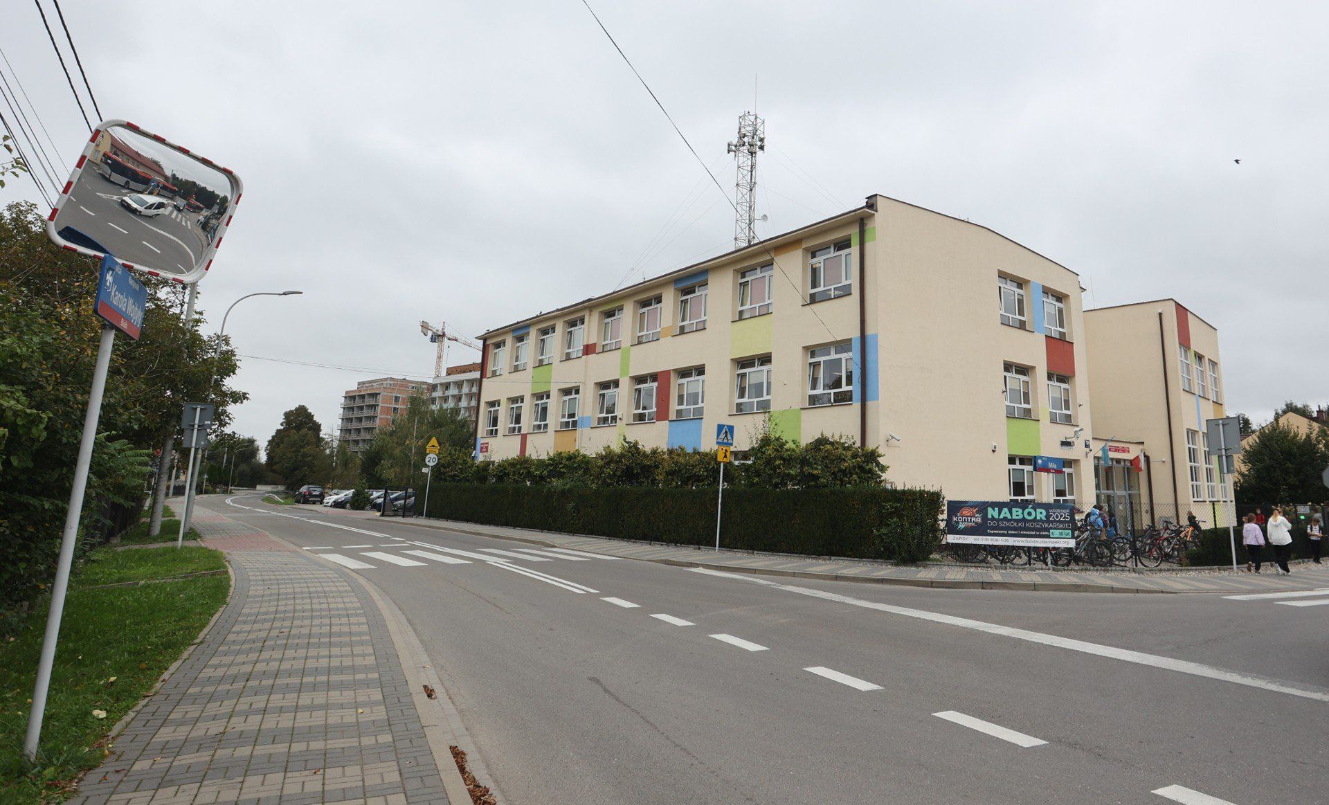 Szkoła Podstawowa 9 przy ul. Miłej na osiedlu Biała jest przepełniona, uczy się w niej ponad 500 dzieci.