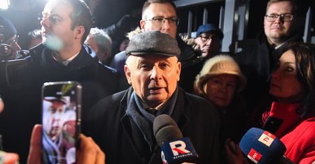 Uśmiechnięty Kaczyński nagrany z kobietą pod aresztem. Szli za rękę