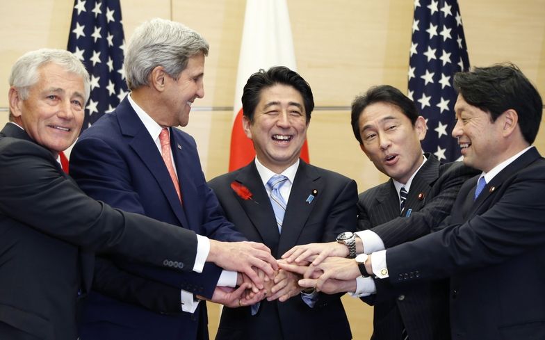Chuck Hagel (pierwszy z lewej) i John Kerry (drugi z lewej)</br>podczas dzisiejszego spotkania w Tokio
