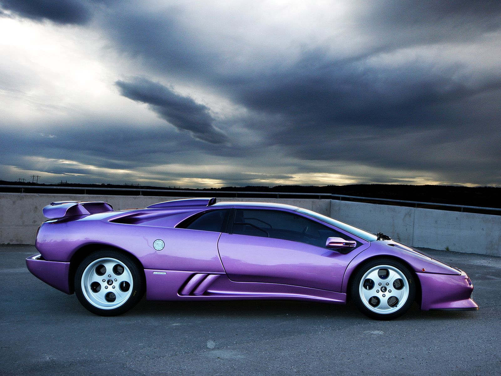 Od dekad z V12: ewolucja hipersamochodów Lamborghini 55