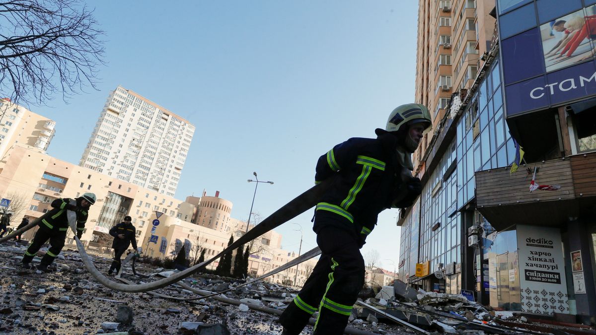 Zdjęcie okładkowe artykułu: PAP/EPA / SERGEY DOLZHENKO / Na zdjęciu: strażak w Kijowie